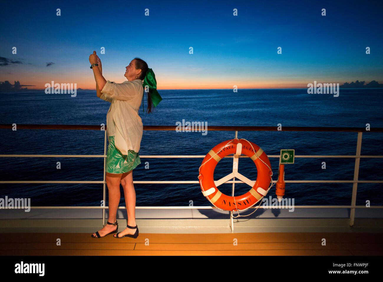 Fille de tourisme ne photos au quai de croisière Paul Gauguin, îles de la société, archipel des Tuamotu, en Polynésie française, l'Afrique du Paci Banque D'Images