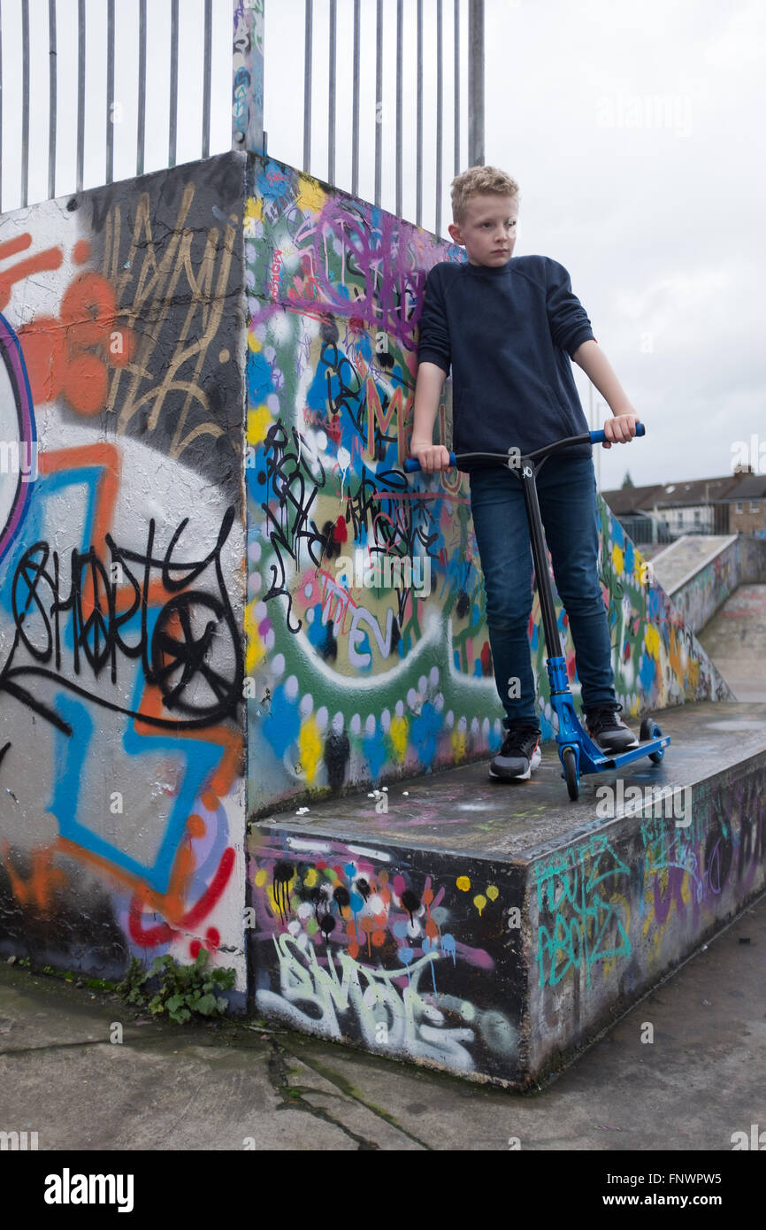 Jeune garçon de 11 ans en milieu urbain skatepark Banque D'Images