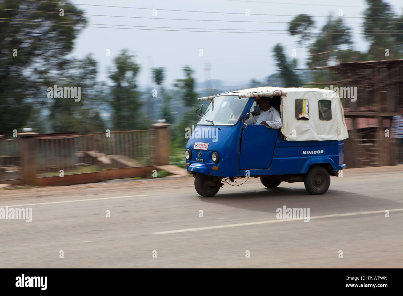 Un taxi à trois roues appelé Bajaj au volant, l'Ethiopie Afrique Banque D'Images