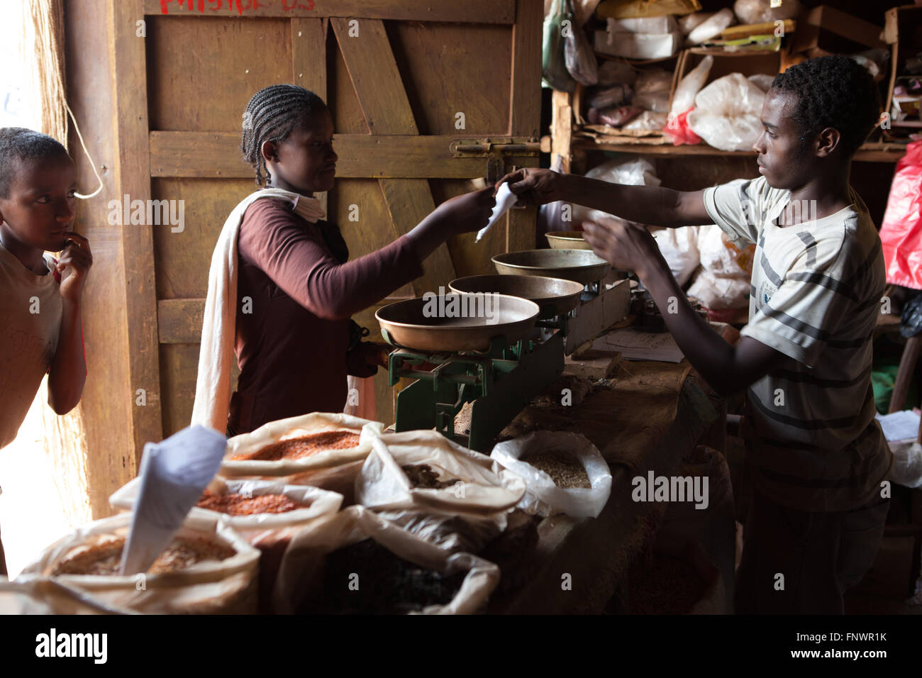 Une femme d'acheter des lentilles sur le marché en Finote Selam, l'Éthiopie, l'Afrique Banque D'Images