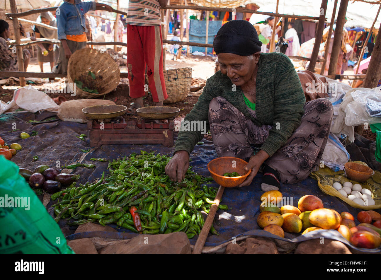 Une femme vendant des piments forts dans un marché, Finote Selam, l'Éthiopie, l'Afrique Banque D'Images