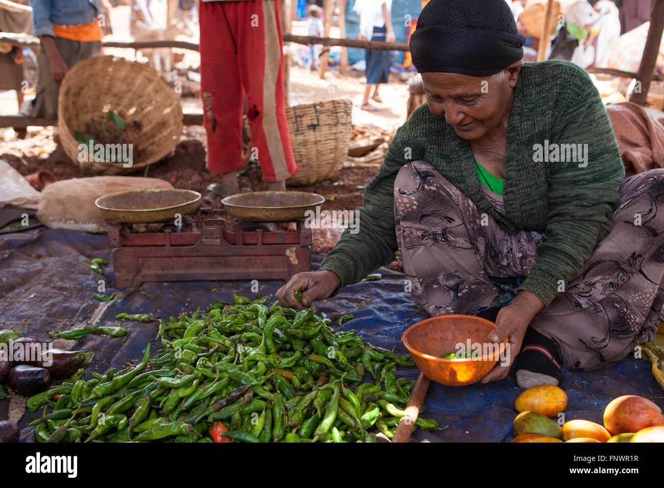 Une femme vendant des piments forts dans un marché, Finote Selam, l'Éthiopie, l'Afrique Banque D'Images
