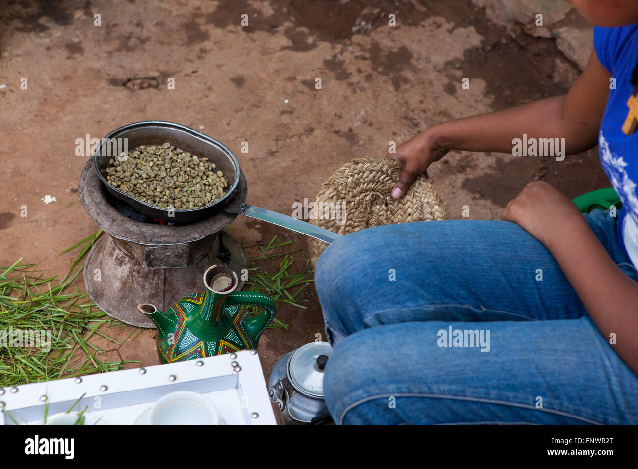 Une femme de la torréfaction des grains de café dans le cadre d'une cérémonie du café en Ethiopie, l'Afrique rurale Banque D'Images