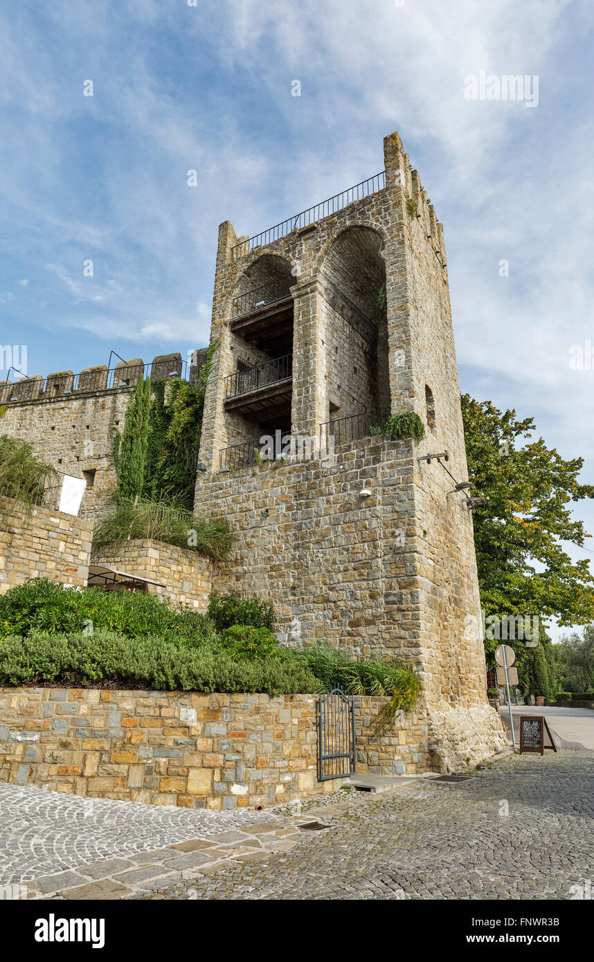 Piran Vieille Ville fortifiée médiévale murs et la tour, la Slovénie. Banque D'Images