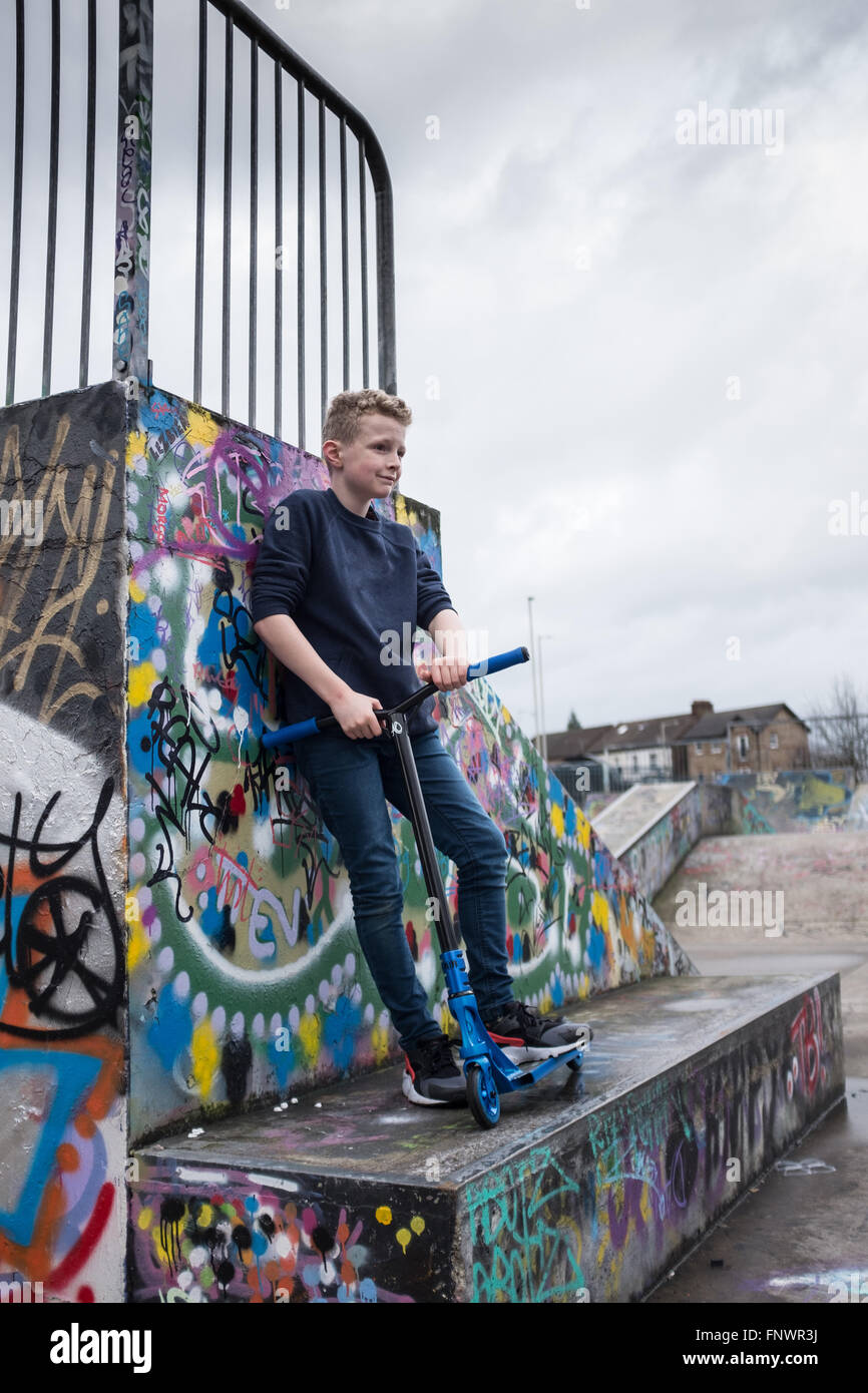 Jeune garçon de 11 ans en milieu urbain skatepark Banque D'Images