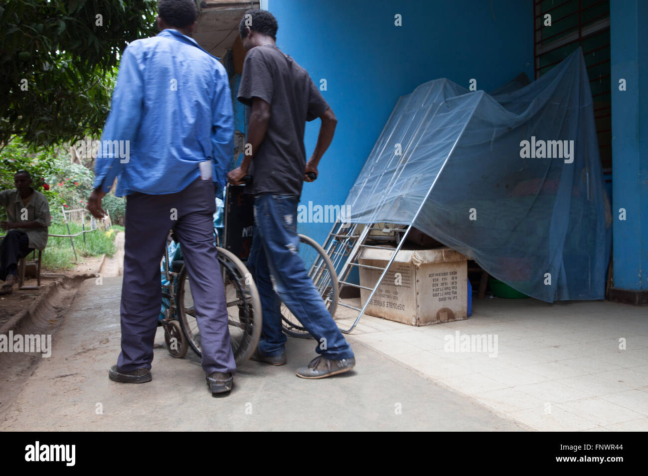 Un patient dans son lit dans le couloir d'un hôpital occupé, l'Éthiopie, l'Afrique Banque D'Images