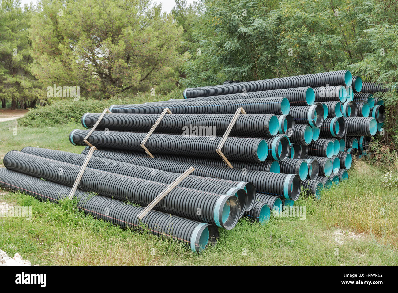 Pile de tuyaux en pvc construction sur un chantier dans la forêt Banque D'Images