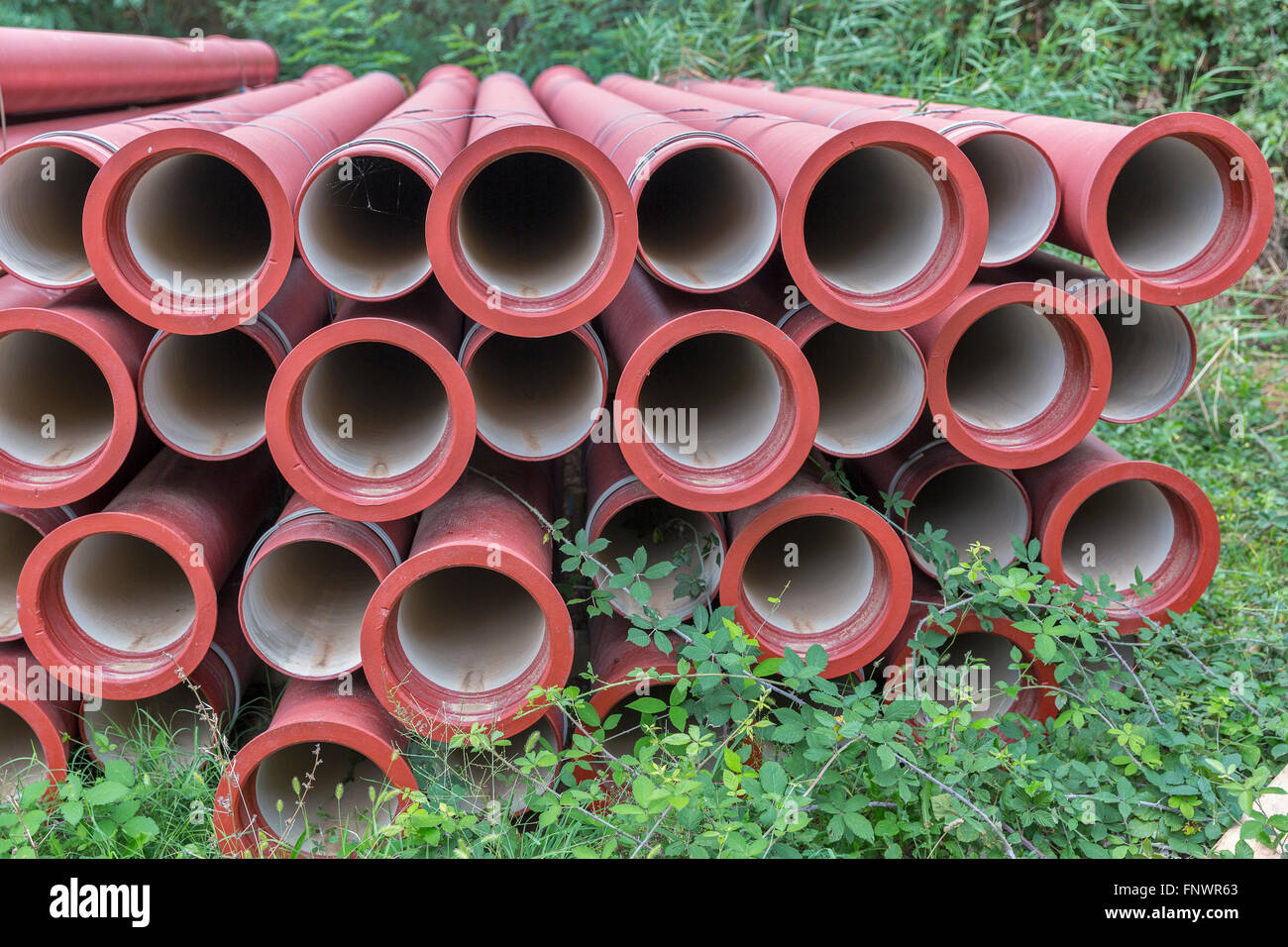 Pile de tuyaux en pvc construction sur un chantier dans la forêt Banque D'Images