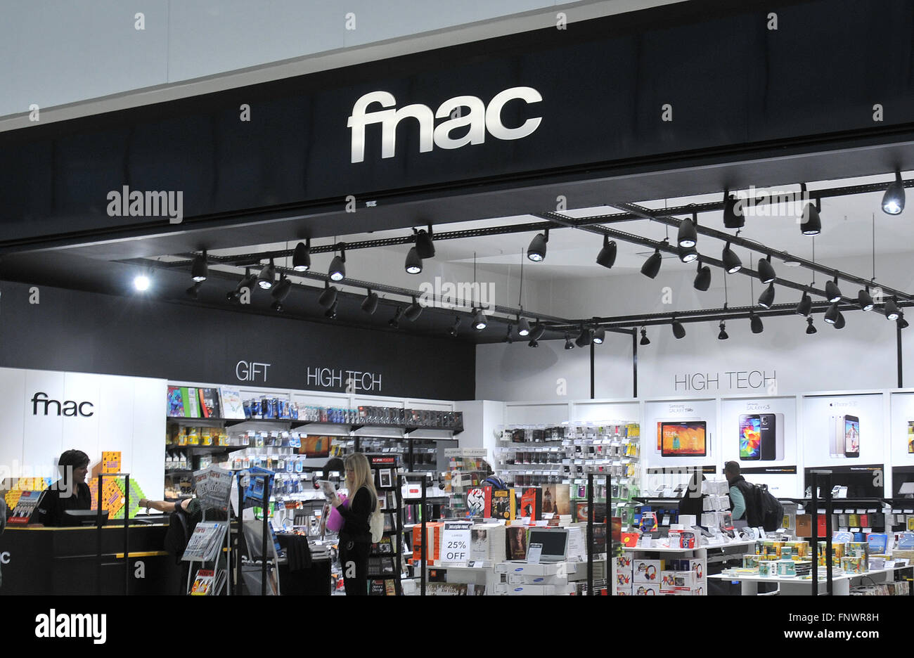 La Fnac en boutique duty free shop de l'aéroport international de Guarulhos Sao Paulo Brésil Banque D'Images La Fnac en boutique duty free shop de l'aéroport international de Guarulhos Sao Paulo Brésil Banque D'Images