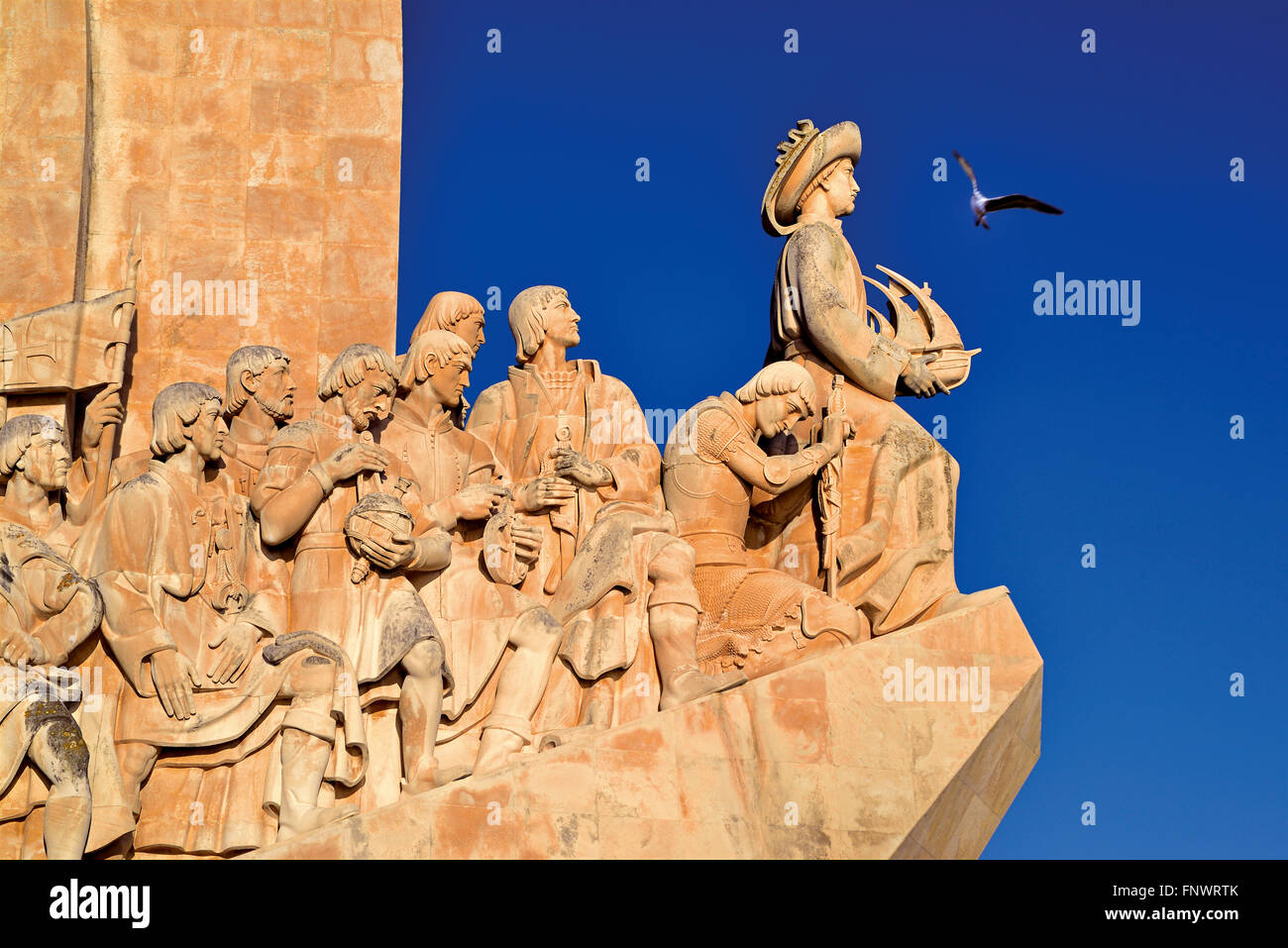 Portugal, Lisbonne : Henri le Navigateur menant la figure groupe découverte, ce Monument à Belém Banque D'Images