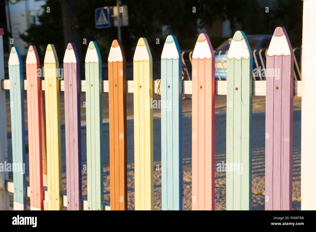 Clôture de couleur sous la forme de crayons Banque D'Images