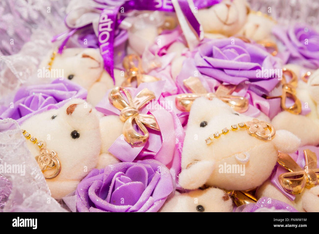Bouquet de peluches nounours avec des arcs et lilas roses Banque D'Images