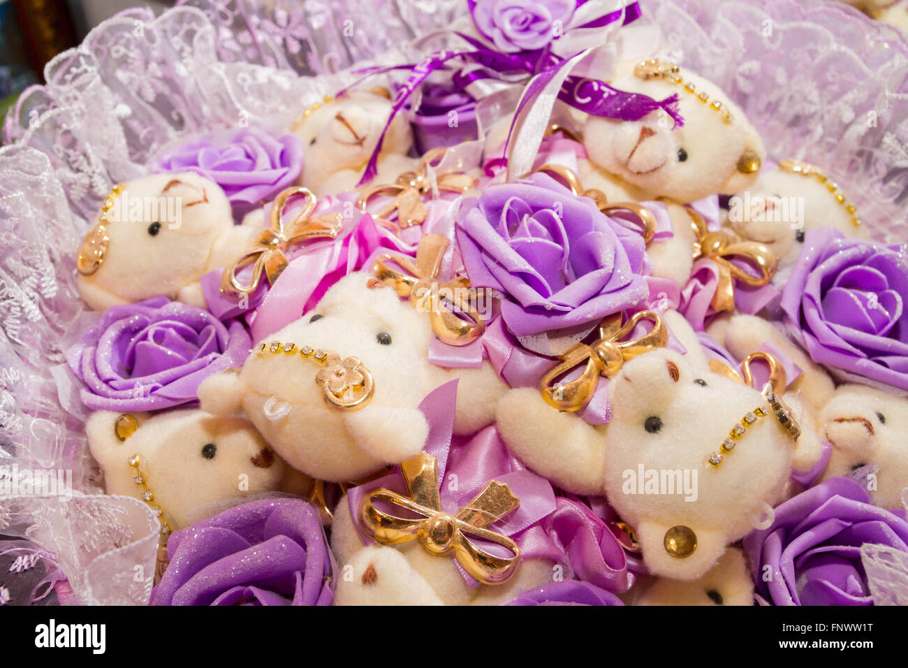 Bouquet de peluches nounours avec des arcs et lilas roses Banque D'Images