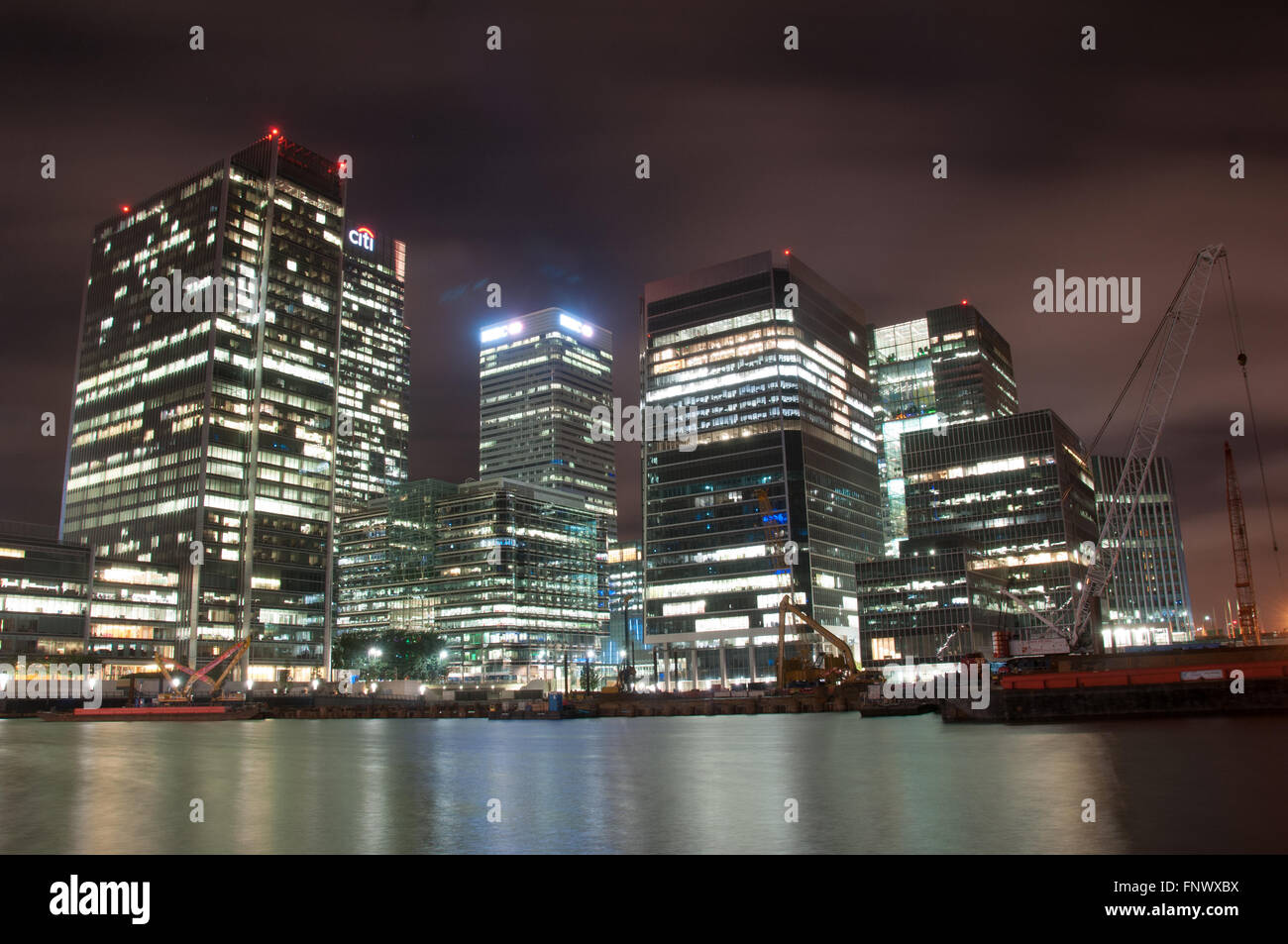 Canary Wharf de haut bâtiments et tamise la nuit, Londres UK Banque D'Images