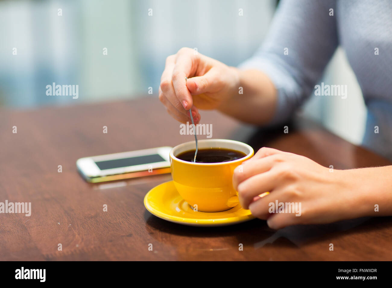 Close up of woman with smartphone et café Banque D'Images