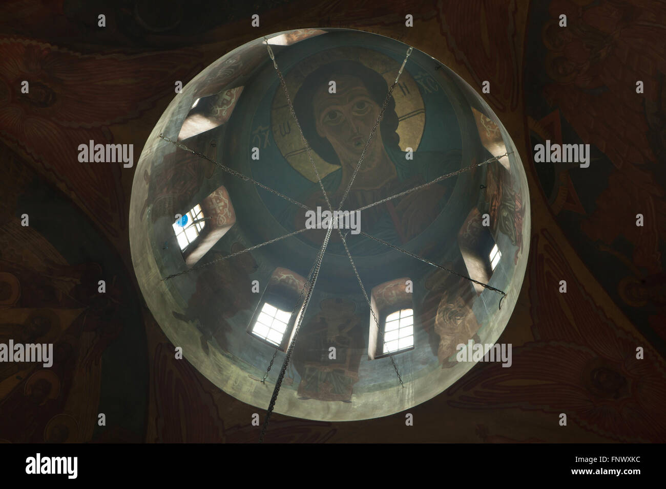 Jésus Christ le Pantocrator. Fresque de l'icône russe Kosinskaya (1903-1981 peintre Tatiana) à l'intérieur de la coupole de l'église de la Dormition au cimetière Olsany à Prague, République tchèque. L'église de la Dormition conçu par l'architecte russe Vladimir Brandt (1887-1944) a été construit en 1924-1925 par la Fédération de l'émigration blanche en Tchécoslovaquie. Des peintures murales ont été réalisées en 1941-1945 par groupe de peintres russes après l'icône design par le célèbre illustrateur de livres russe Ivan Bilibin (1876-1942) à partir de 1926-1928. Banque D'Images