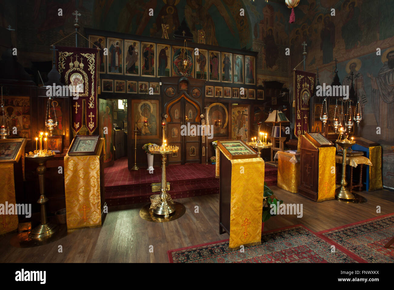 Iconostase avec des icônes par icône russe Kirill peintre Katkov (1905-1995) dans l'église de la Dormition au cimetière Olsany à Prague, République tchèque. L'église de la Dormition conçu par l'architecte russe Vladimir Brandt (1887-1944) a été construit en 1924-1925 par la Fédération de l'émigration blanche en Tchécoslovaquie. Des peintures murales ont été réalisées en 1941-1945 par groupe de peintres russes après l'icône design par le célèbre illustrateur de livres russe Ivan Bilibin (1876-1942) à partir de 1926-1928. Banque D'Images