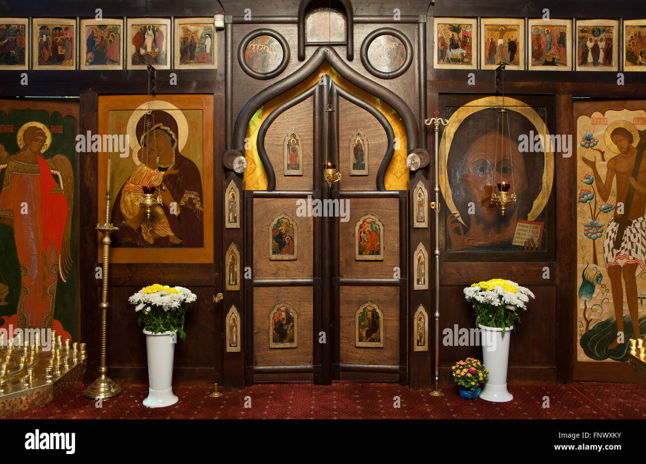 Portes Saintes de l'iconostase avec des icônes par icône russe Kirill peintre Katkov (1905-1995) dans l'église de la Dormition au cimetière Olsany à Prague, République tchèque. L'église de la Dormition conçu par l'architecte russe Vladimir Brandt (1887-1944) a été construit en 1924-1925 par la Fédération de l'émigration blanche en Tchécoslovaquie. Des peintures murales ont été réalisées en 1941-1945 par groupe de peintres russes après l'icône design par le célèbre illustrateur de livres russe Ivan Bilibin (1876-1942) à partir de 1926-1928. Banque D'Images