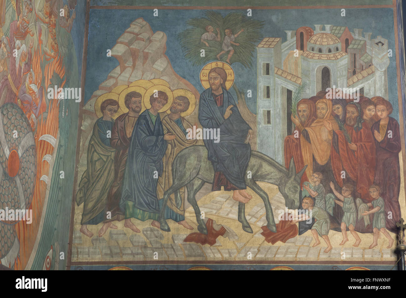 Entrée du Christ à Jérusalem. La peinture murale par l'icône russe Rostislav Koryakin peintres (1918-1999) et André (1885-1950) dans la région de Ryazanov l'église de la Dormition au cimetière Olsany à Prague, République tchèque. L'église de la Dormition conçu par l'architecte russe Vladimir Brandt (1887-1944) a été construit en 1924-1925 par la Fédération de l'émigration blanche en Tchécoslovaquie. Des peintures murales ont été réalisées en 1941-1945 par groupe de peintres russes après l'icône design par le célèbre illustrateur de livres russe Ivan Bilibin (1876-1942) à partir de 1926-1928. Banque D'Images