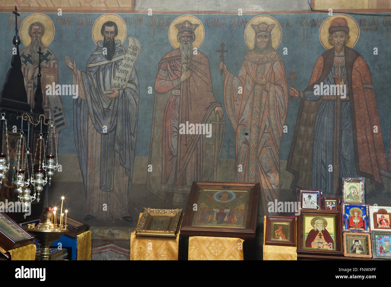 Les Saints Cyrille et Méthode, saint Vladimir le Grand, saint Olga de Kiev et de Saint Alexandre Nevski. La peinture murale par l'icône russe Andrei peintre (1885-1950 Ryazanov) dans l'église de la Dormition au cimetière Olsany à Prague, République tchèque. L'église de la Dormition conçu par l'architecte russe Vladimir Brandt (1887-1944) a été construit en 1924-1925 par la Fédération de l'émigration blanche en Tchécoslovaquie. Des peintures murales ont été réalisées en 1941-1945 par groupe de peintres russes après l'icône design par le célèbre illustrateur de livres russe Ivan Bilibin (1876-1942) à partir de 1926-1928. Banque D'Images