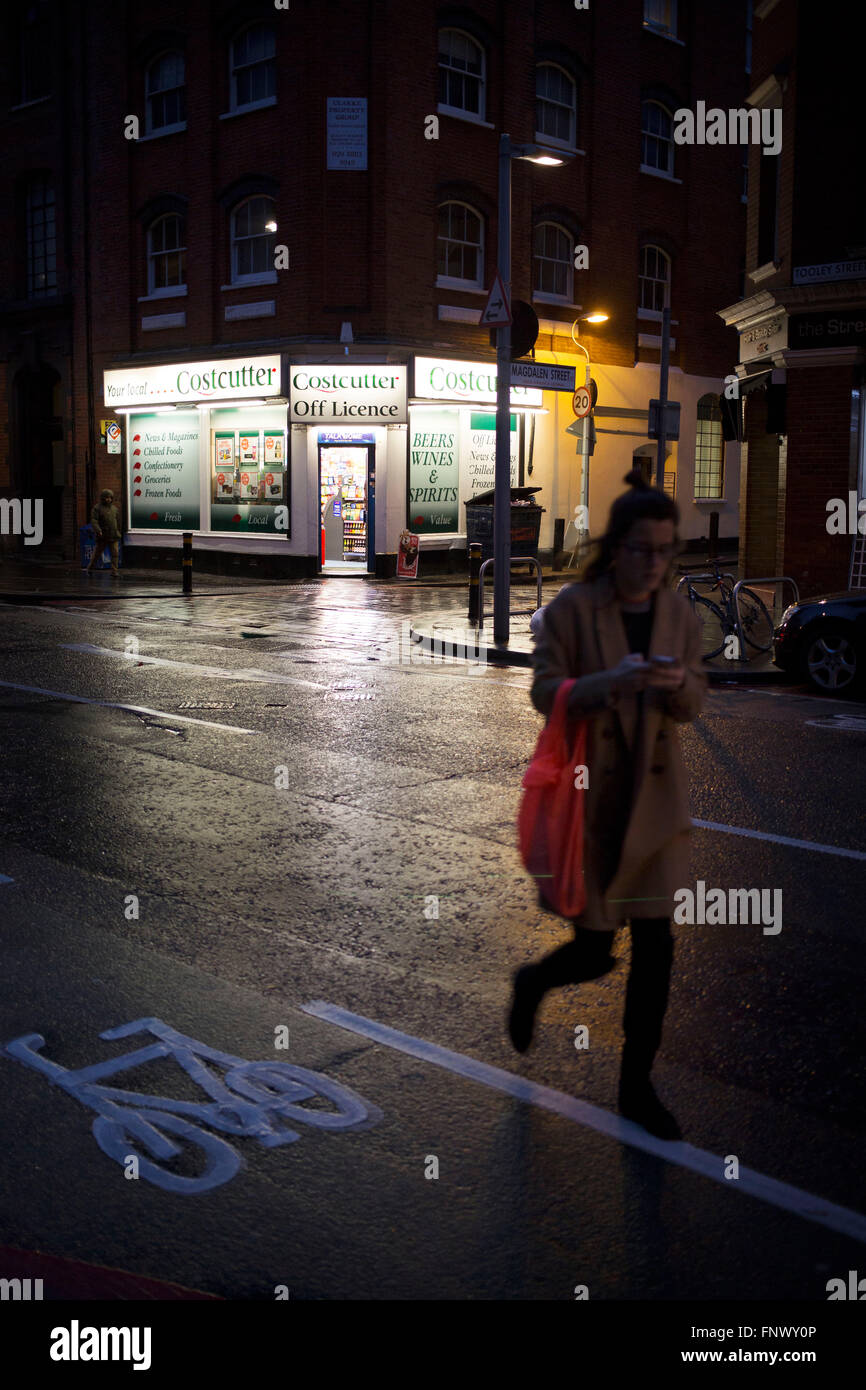 Scène de rue de nuit à l'extérieur d'un dépanneur sur Costcutter Tooley Street, près de London Bridge. Londres, Angleterre, Royaume-Uni. Banque D'Images