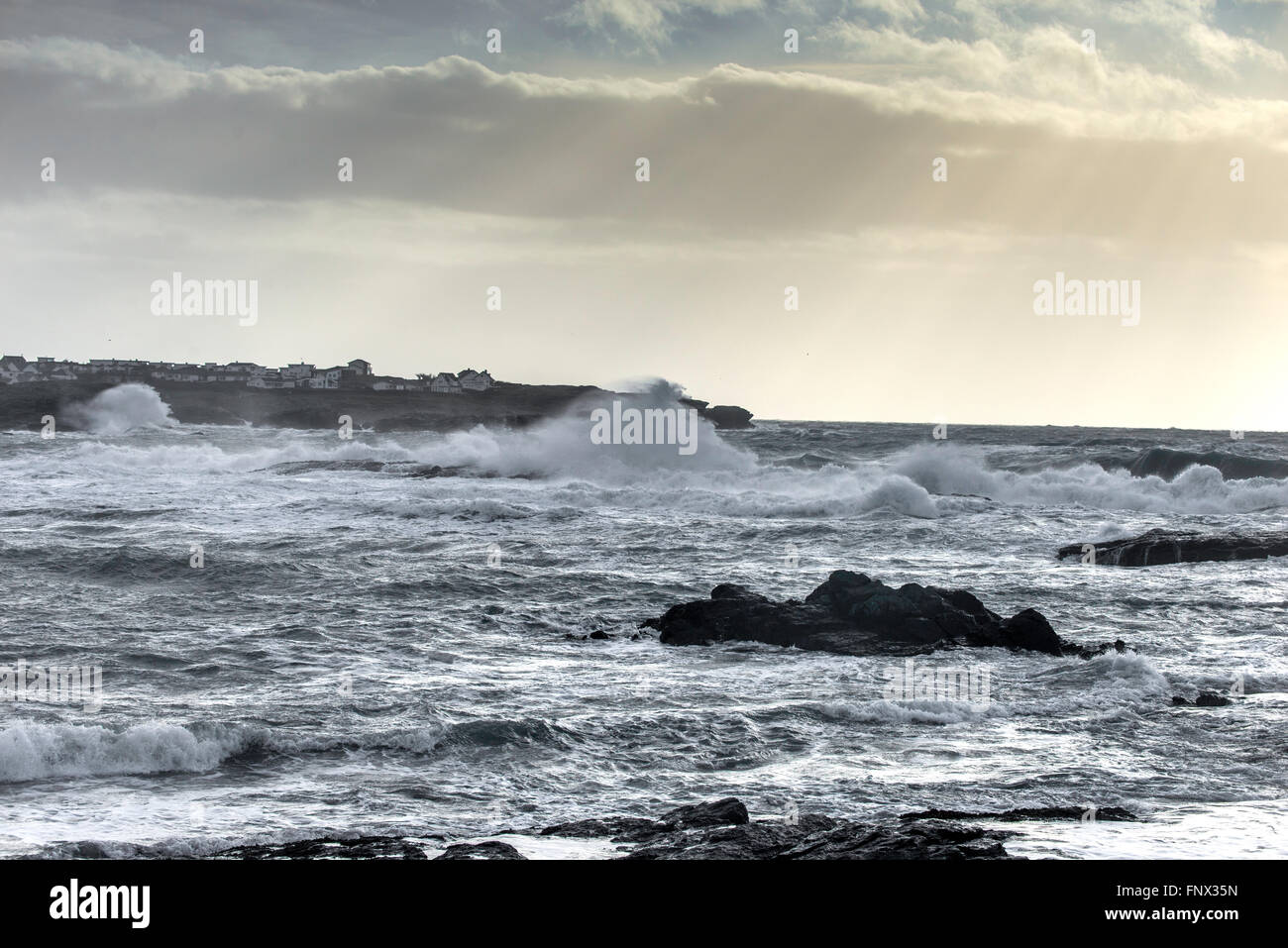 Trearddur Bay Anglesey au nord du Pays de Galles UK stormy. vagues, surf. splash, spray,hiver. Banque D'Images