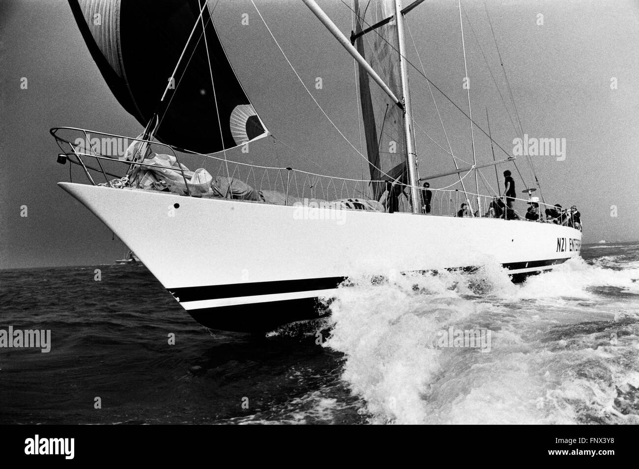 AJAXNETPHOTO. 1985. SOLENT, en Angleterre. - Départ de course WHITBREAD - BRUCE FARR CONÇU SLOOP NZI ENTERPRISE (NZ) SKIPPÉ PAR DIGBY TAYLOR. photo:JONATHAN EASTLAND /AJAX REF:NZI__1985 de l'entreprise Banque D'Images