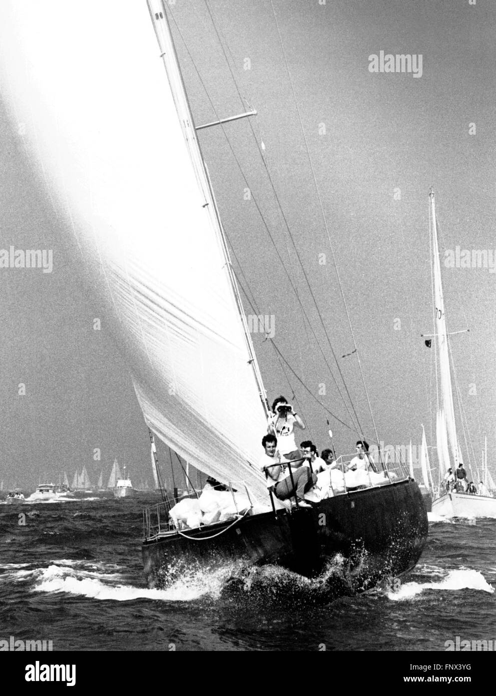 AJAX NOUVELLES PHOTOS - 8ème septembre, 1973.SOUTHSEA, Angleterre.- WHITBREAD ROUND THE WORLD RACE START - ENTRÉE FRANÇAISE Pen Duick VI (ERIC TABARLY SKIPPER). PHOTO:JONATHAN EASTLAND/AJAX Banque D'Images