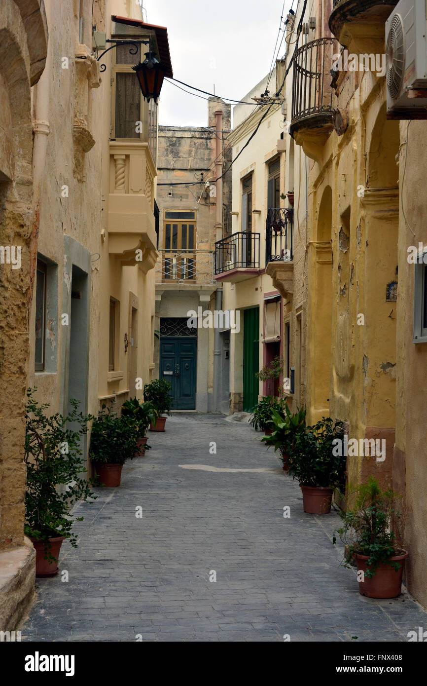 Rue étroite à Rabat, Malte avec des bâtiments résidentiels. Banque D'Images