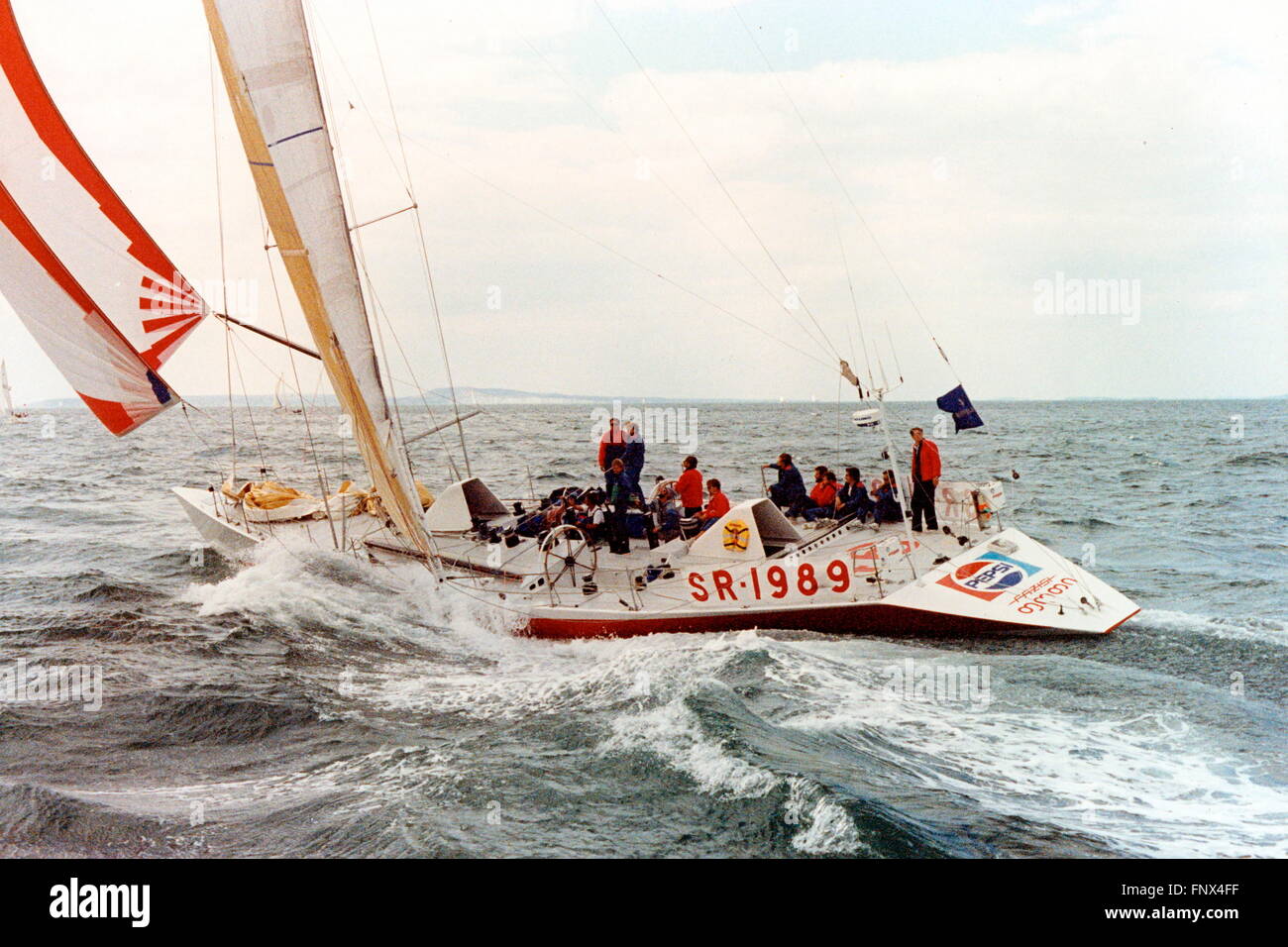 AJAXNETPHOTO. 1989. SOLENT, en Angleterre. FASTNET RACE - FAZISI OFF LES AIGUILLES. Fédération de Yacht EST UNE RACE WHITBREAD ENTRÉE. PHOTO:JONATHAN EASTLAND /AJAX REF:FAZISI 1989  02 Banque D'Images