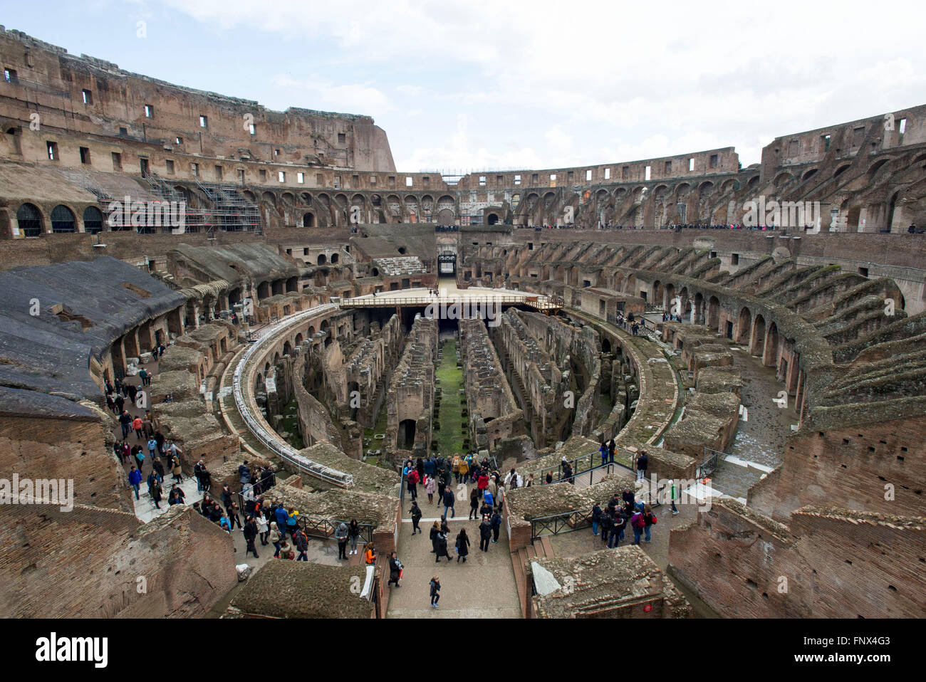 29/02/2016. Le Colisée de Rome, Italie. Les touristes regarder par dessus les ruines dans l'intérieur du Colisée à Rome, Italie. Banque D'Images