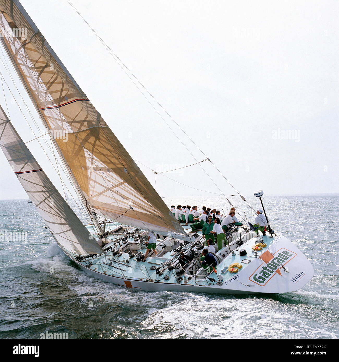 AJAXNETPHOTO. 1989. SOLENT (ANGLETERRE). FASTNET RACE 1989 - GATORADE SKIPPERED PAR GIORGIO FALCK (IT) HORS DES AIGUILLES. YACHT EST UNE ENTRÉE DE COURSE WHITBREAD. PHOTO : JONATHAN EASTLAND / AJAX REF :GATORADE 1989 Banque D'Images