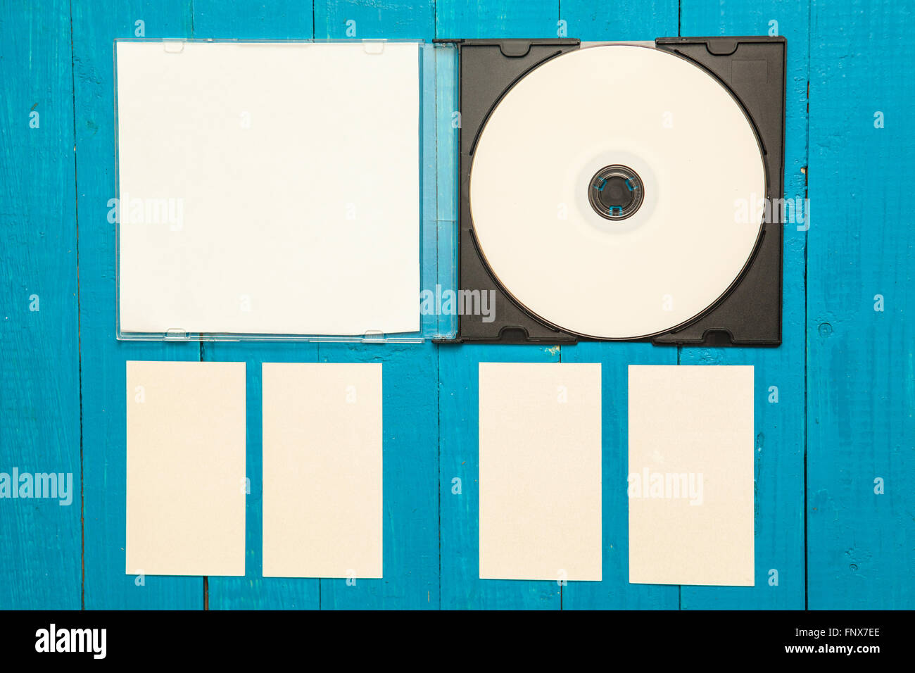 DVD-ROM et de cartes d'affaires sur un fond de bois. Mock-up pour b Banque D'Images