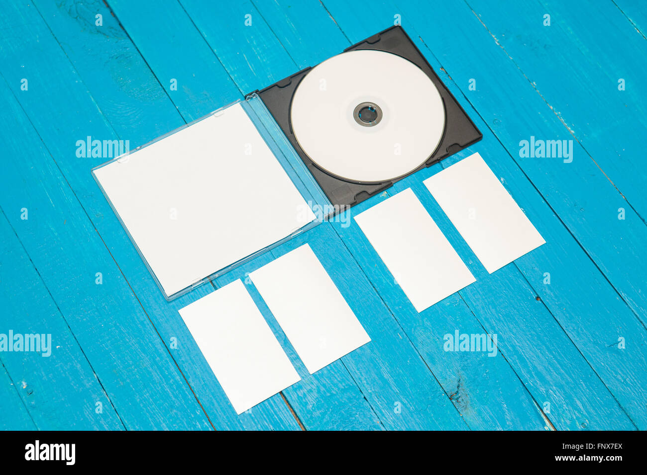 DVD-ROM et de cartes d'affaires sur un fond de bois. Mock-up pour b Banque D'Images