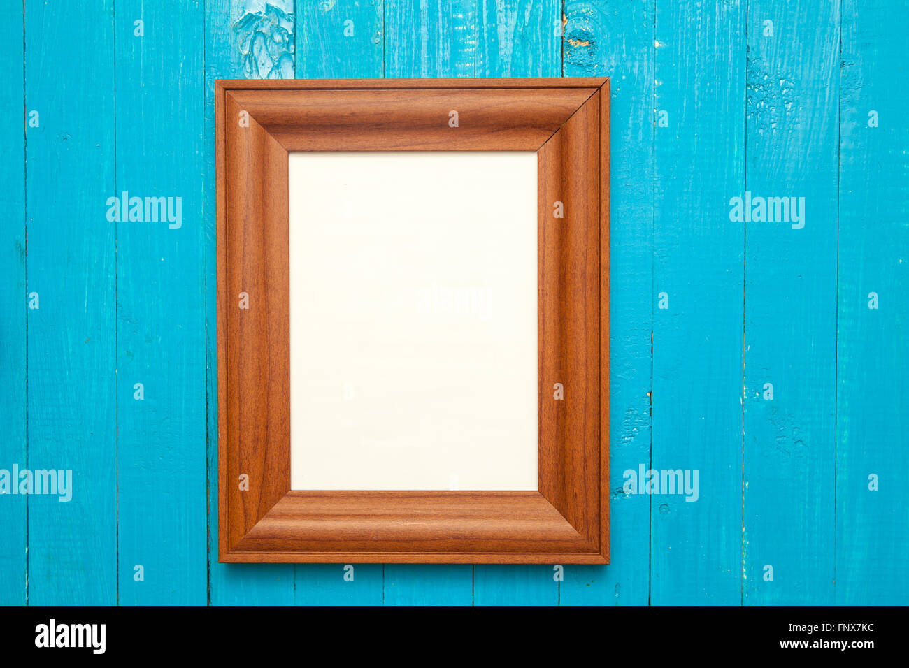 Photo Frame sur un fond de bois bleu Banque D'Images