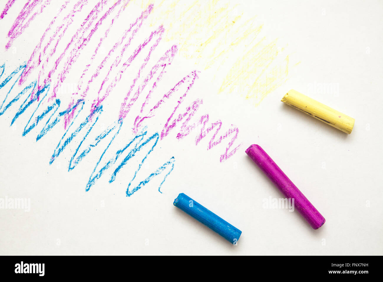 Crayons de couleurs sur un fond blanc Banque D'Images
