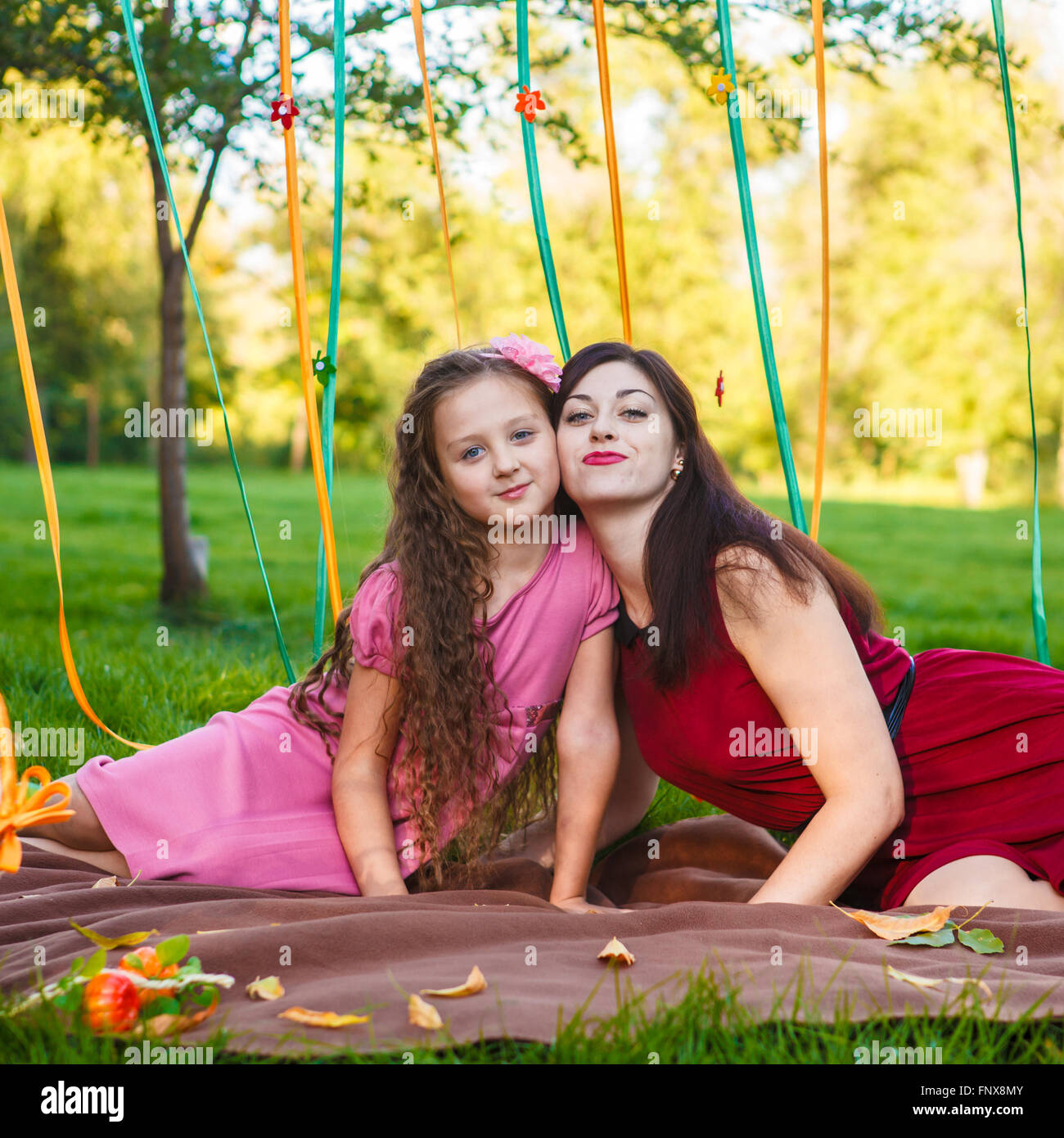 Mère et fille assis dans un parc sur un plaid Banque D'Images