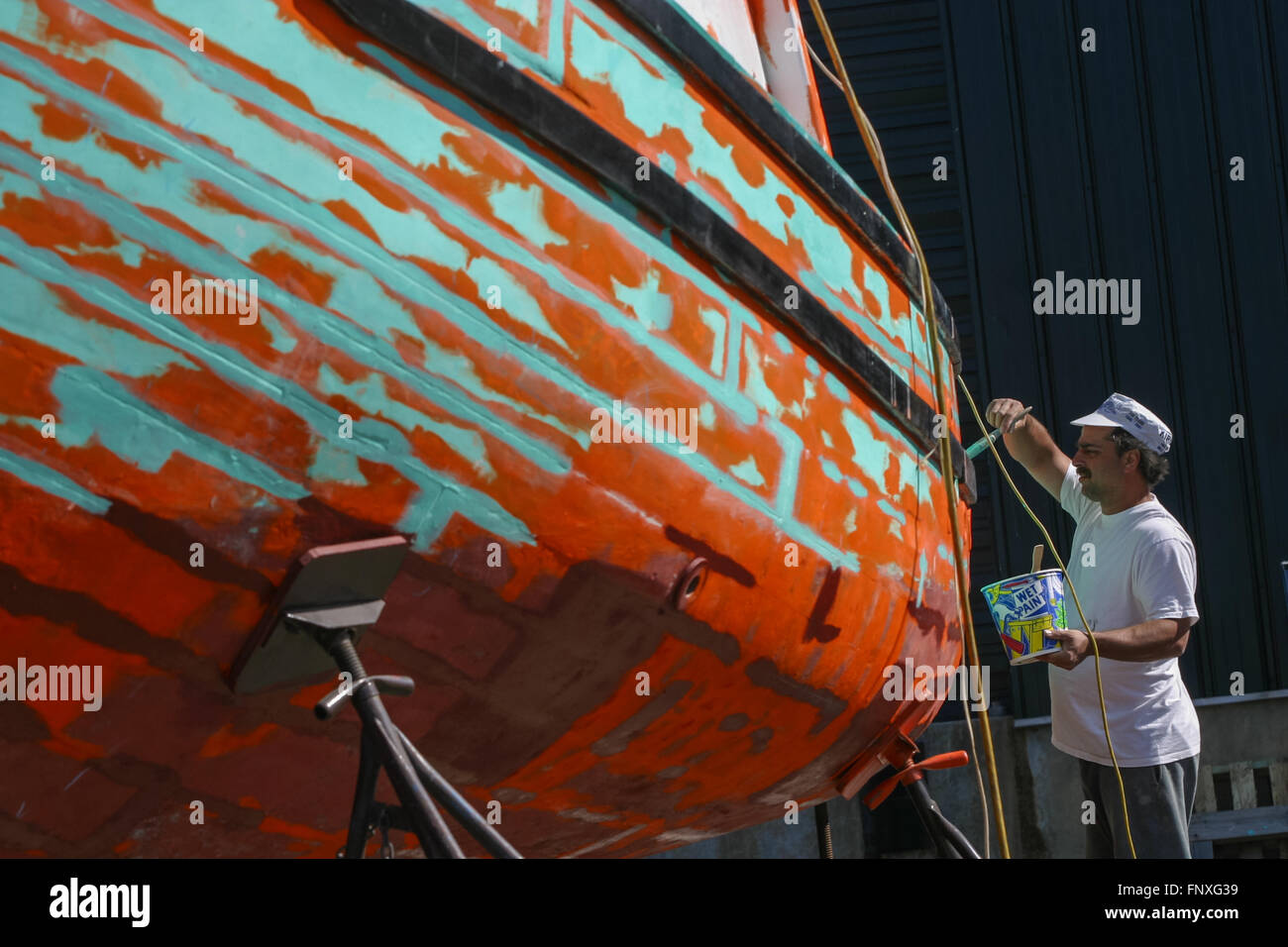 Un bateau de pêche est peint et la faire réparer à un chantier naval Newport Rhode Island Banque D'Images