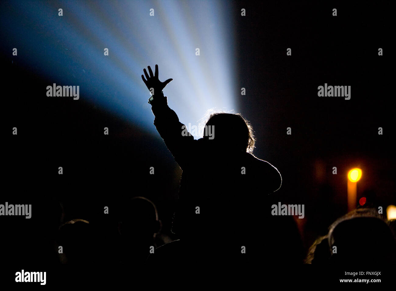 Festival des arts de la scène. l'extérieur avec des lumières colorées et agitant l'auditoire Banque D'Images