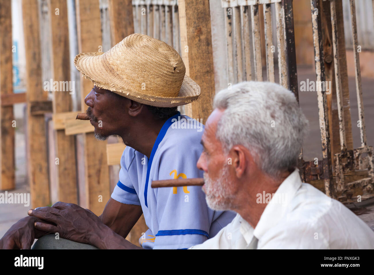 La vie quotidienne à Cuba - les hommes fumer des cigares à Trinidad, Cuba, Antilles, Caraïbes, Amérique centrale en mars Banque D'Images