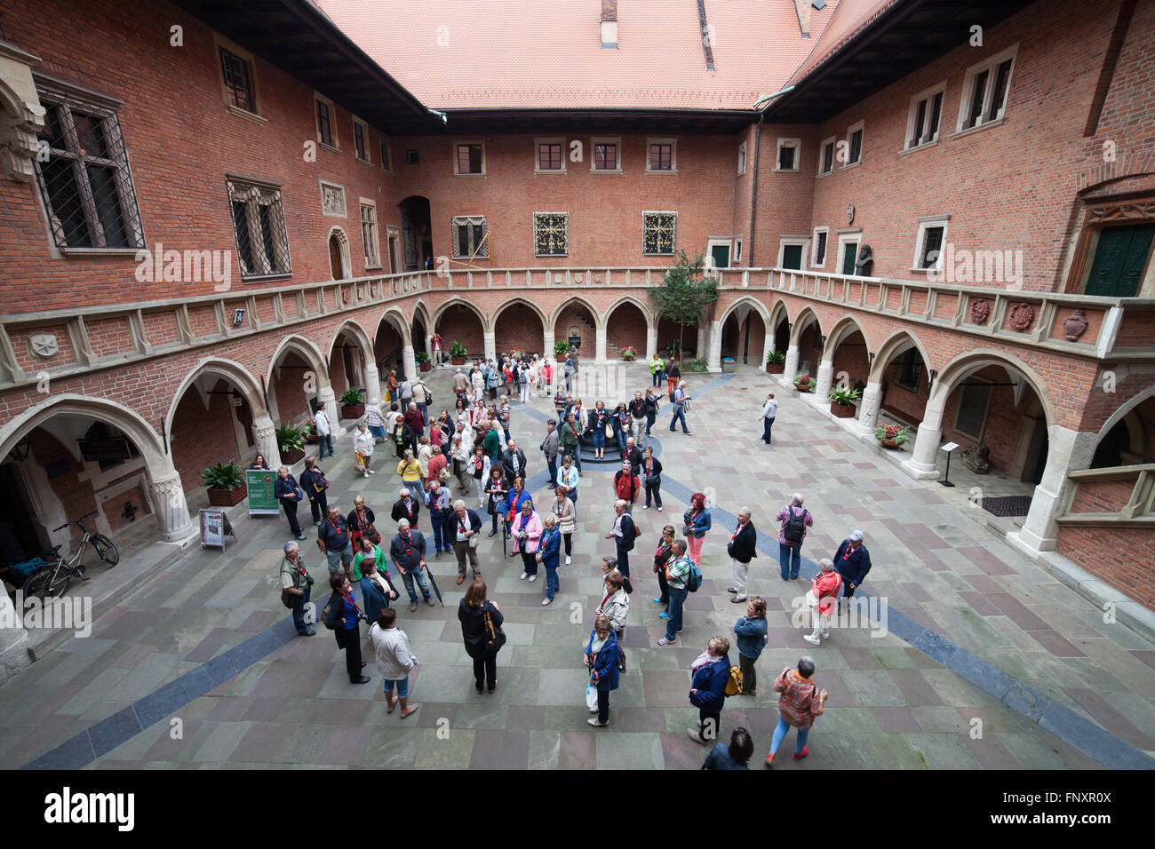 Pologne, Krakow (Cracovie), le Collegium Maius (Grand Collège) de l'Université jagellonne, musée, groupe de touristes sur les sites touristiques à Banque D'Images