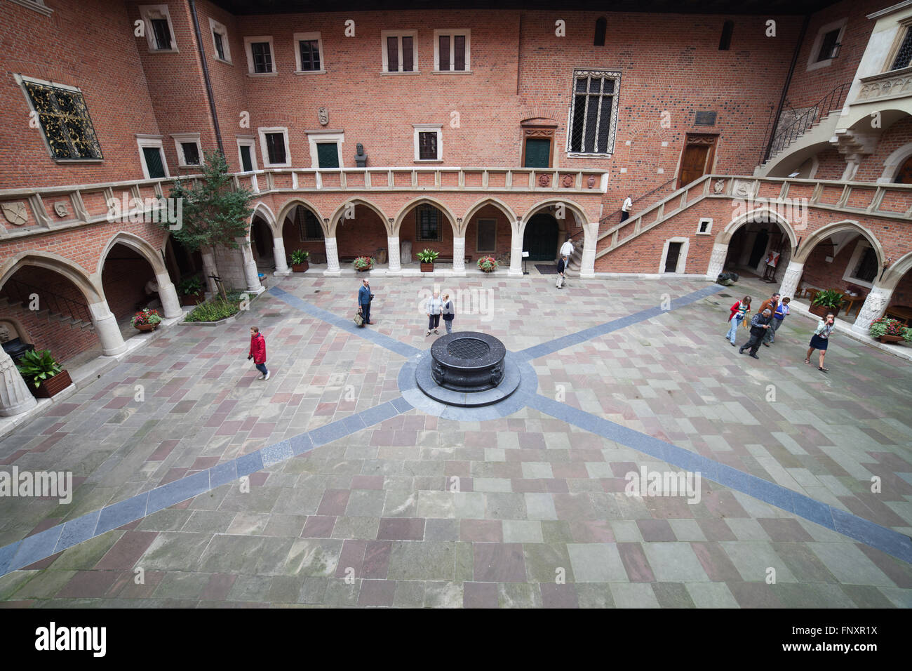 Pologne, Krakow (Cracovie), le Collegium Maius - Grand Collège de l'Université jagellonne, musée, cour gothique médiéval avec arca Banque D'Images