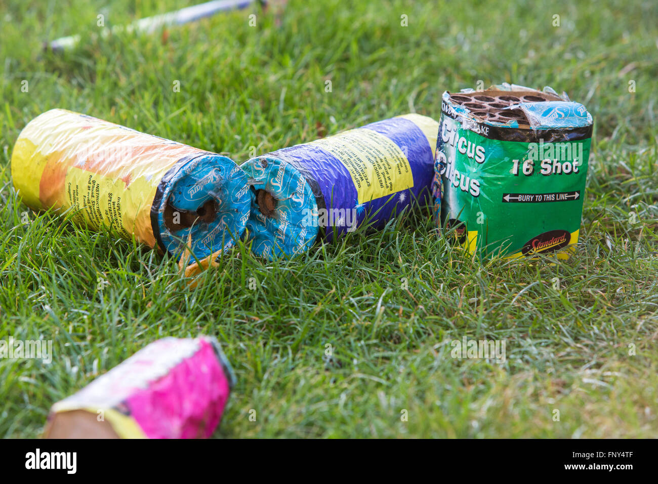 D'artifice et cierges la nuit dans un jardin après une famille d'artifice sur le Novembre 5th, Bonfire Night in the UK. Banque D'Images