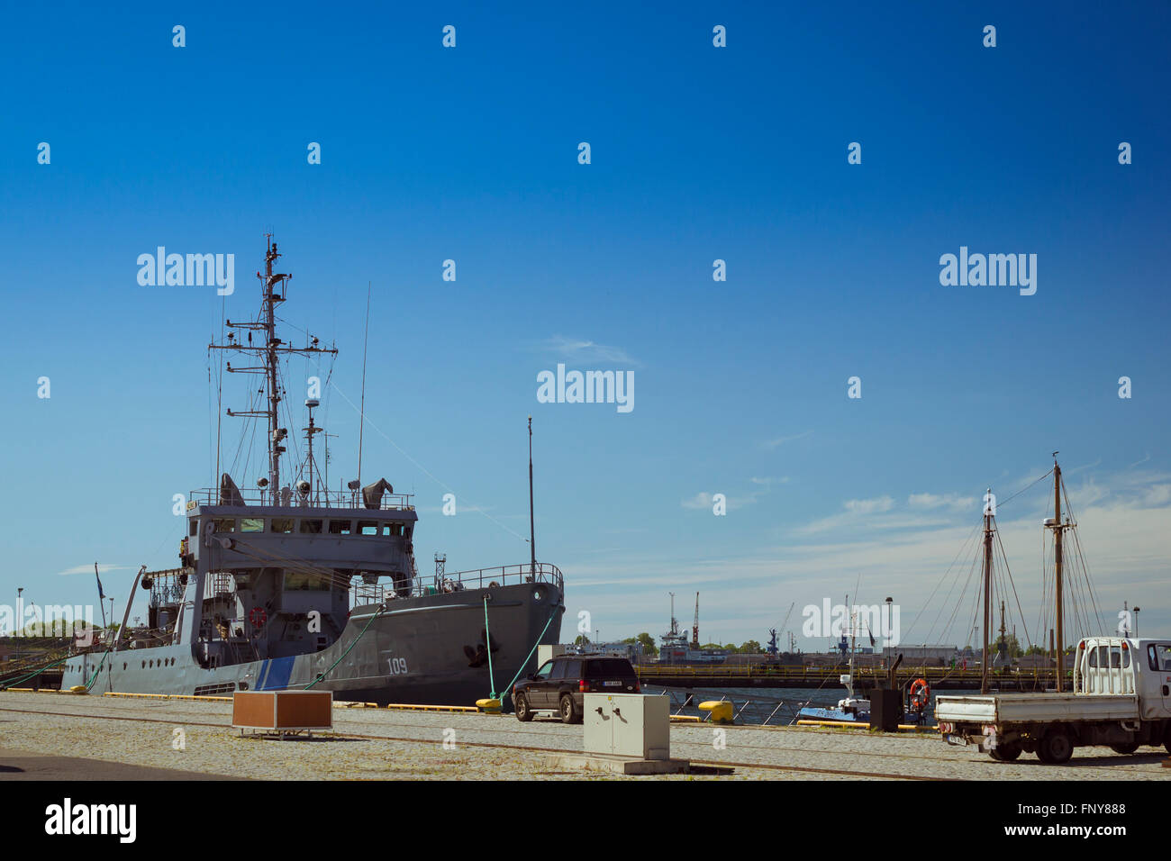 Tallinn, Estonie - Yuni 12, 2015 : Marina avec bateau militaire près de Musée du sous-marin à Tallinn, Estonie, Lennusadam - Seaplane Banque D'Images