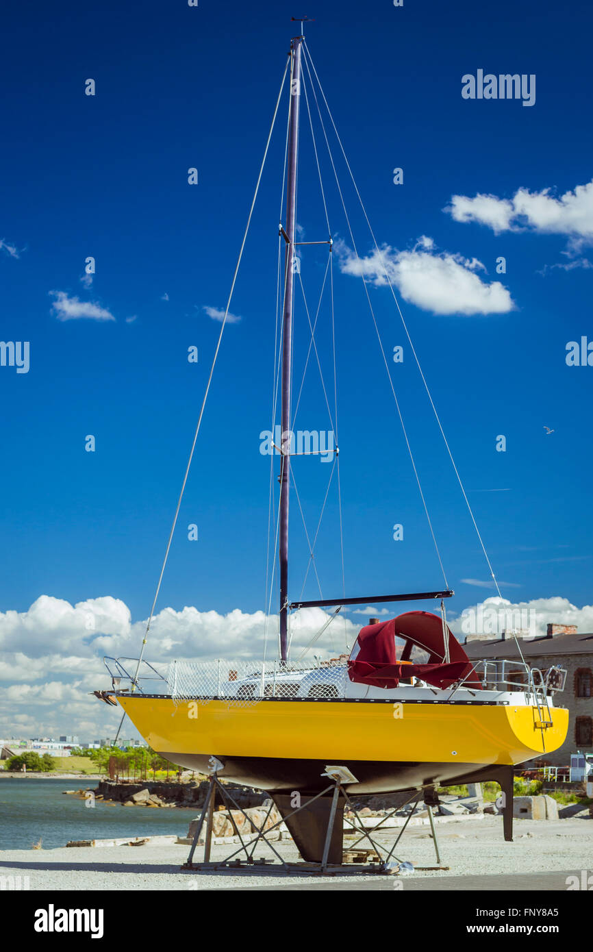 TALLINN, ESTONIE - YUNI 12, 2015 : port de plaisance avec des bateaux près du musée du sous-marin à Tallinn, Estonie, Lennusadam - Seaplane Harbour Banque D'Images