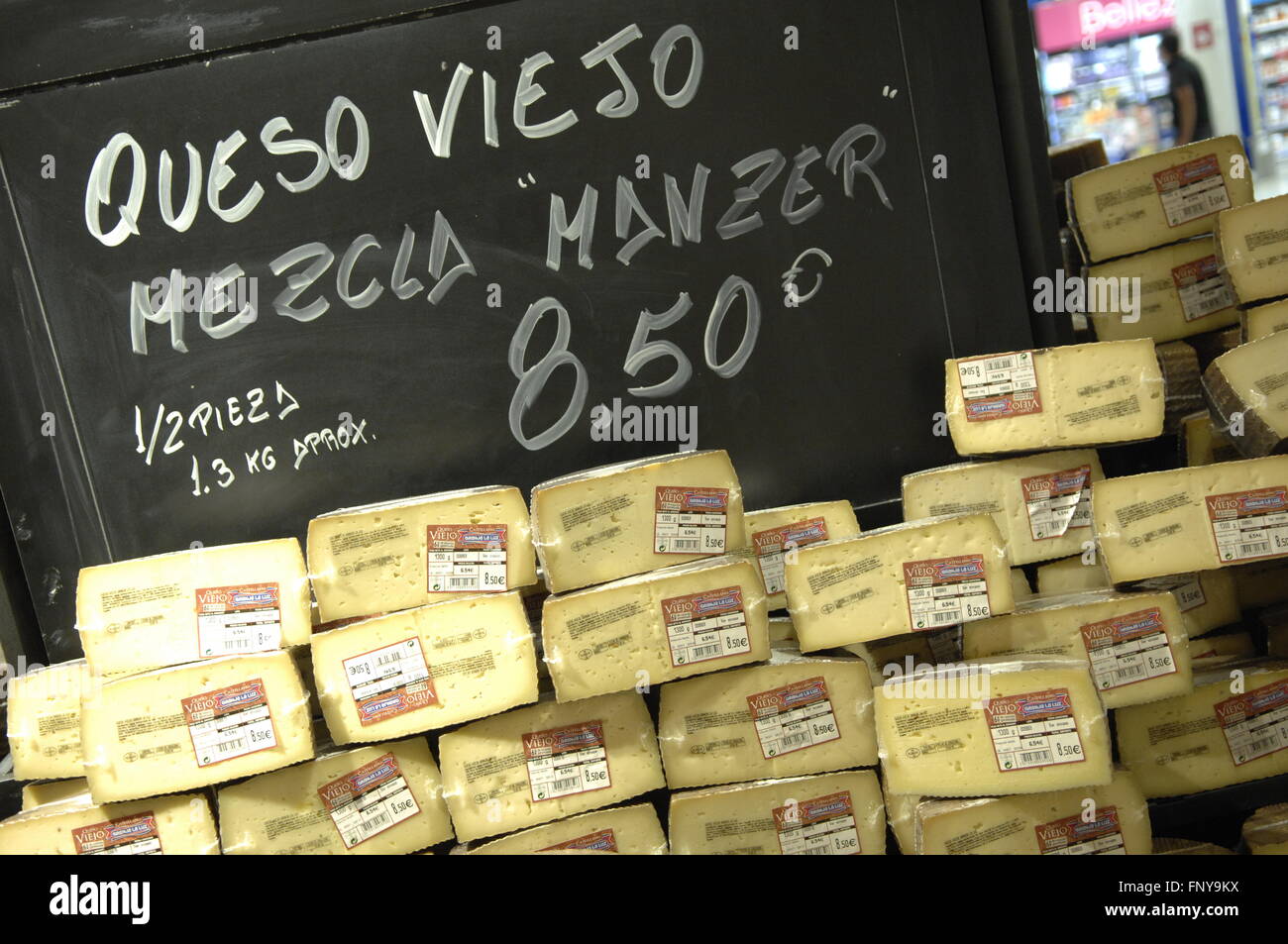 Fromage frais afficher dans un supermarché Carrefour. Banque D'Images