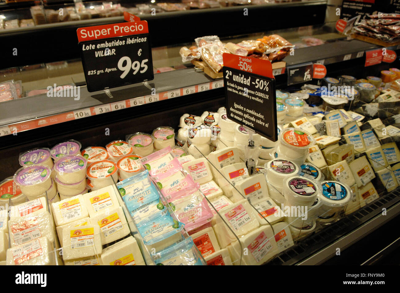 Sélection de fromages dans une section de l'alimentation froide supermarchés Carrefour. Banque D'Images