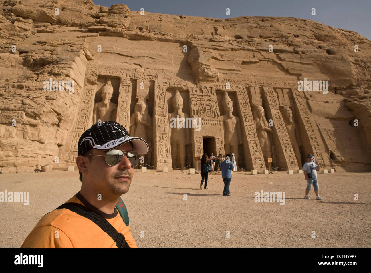 Assouan, Egypte - 17 juillet : un touriste visiter le temple de la reine Néfertari à Abou Simbel, le 17 juillet 2010 Banque D'Images