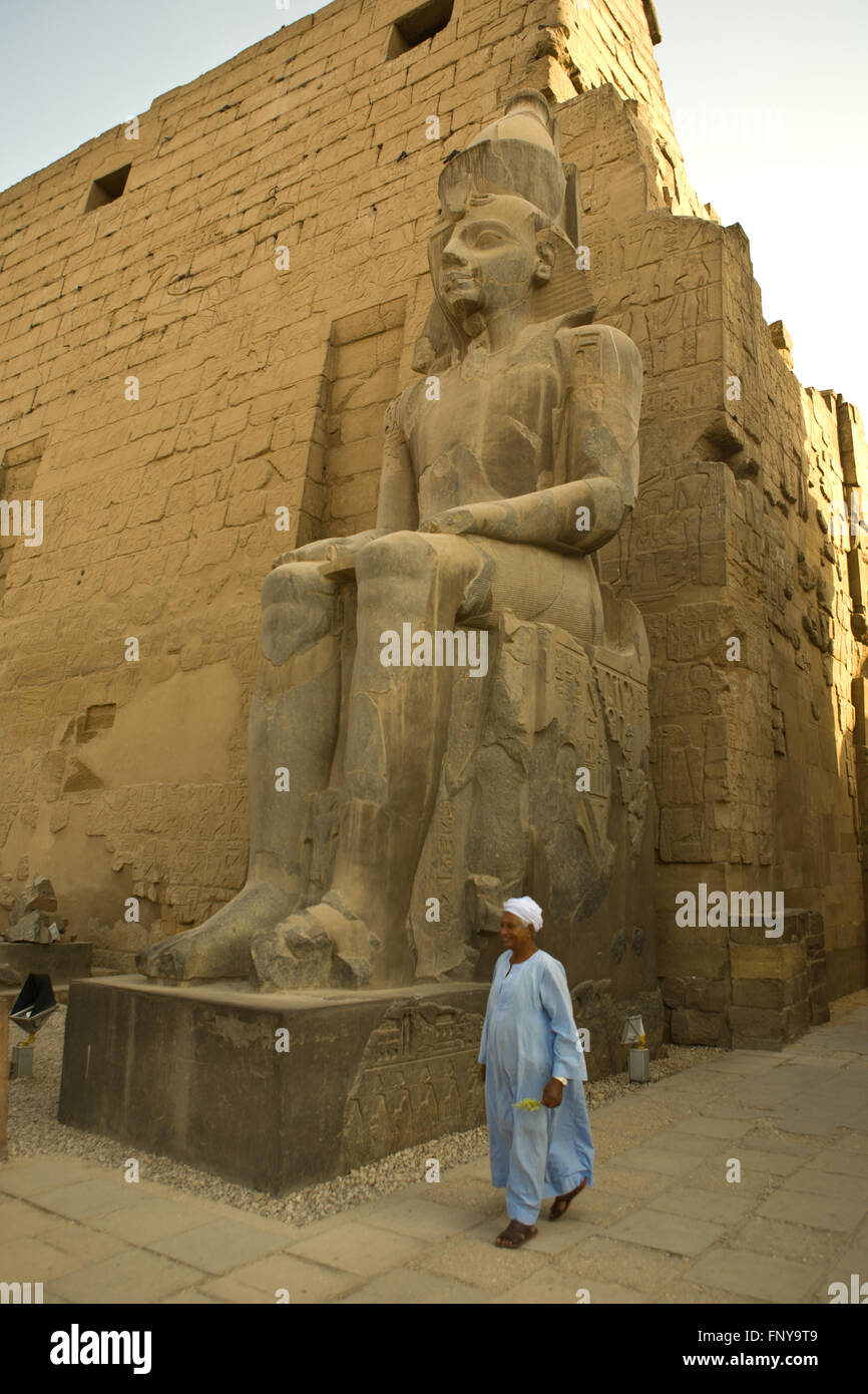Louxor, Egypte - le 18 juillet : latéralement tourné d'une séance à l'ancienne statue pharaonique du temple de Louxor. Le 18 juillet 2010, Luxor, Egypt Banque D'Images
