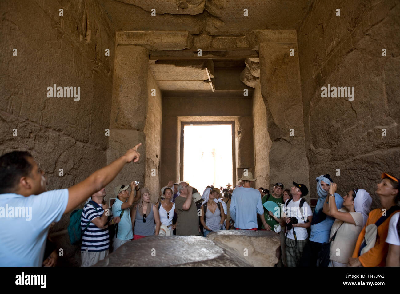 Louxor, Egypte - 19 juillet : un guide avec un groupe de touristes au temple de Karnak. Le 19 juillet 2010, Luxor, Egypt Banque D'Images